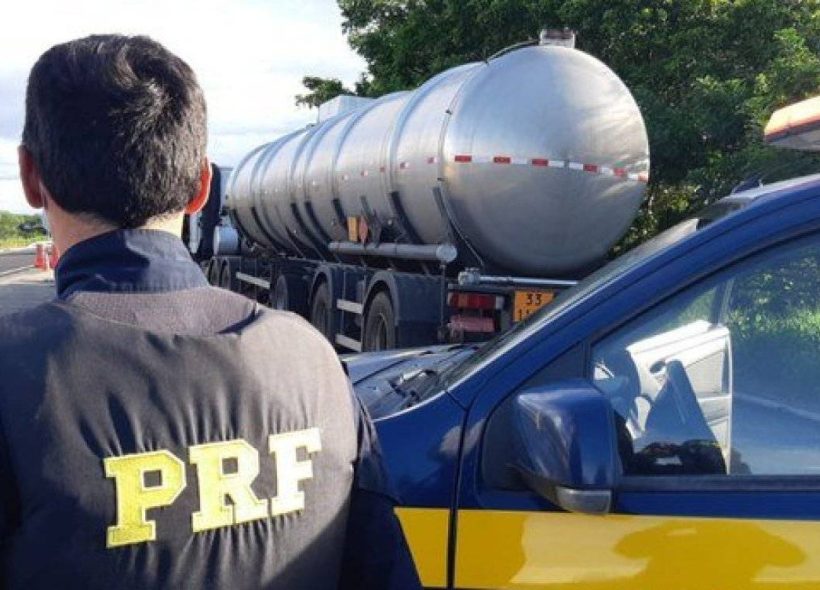Colisão entre duas carretas bloqueia trecho da BR-324 sentido Feira de Santana