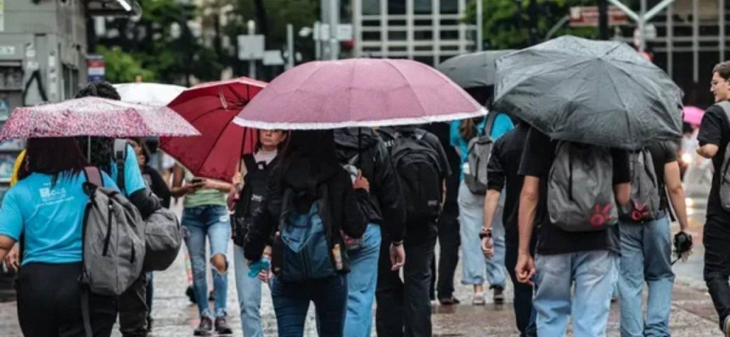 Inmet emite alerta para chuvas intensas em Salvador e outras 17 cidades da Bahia