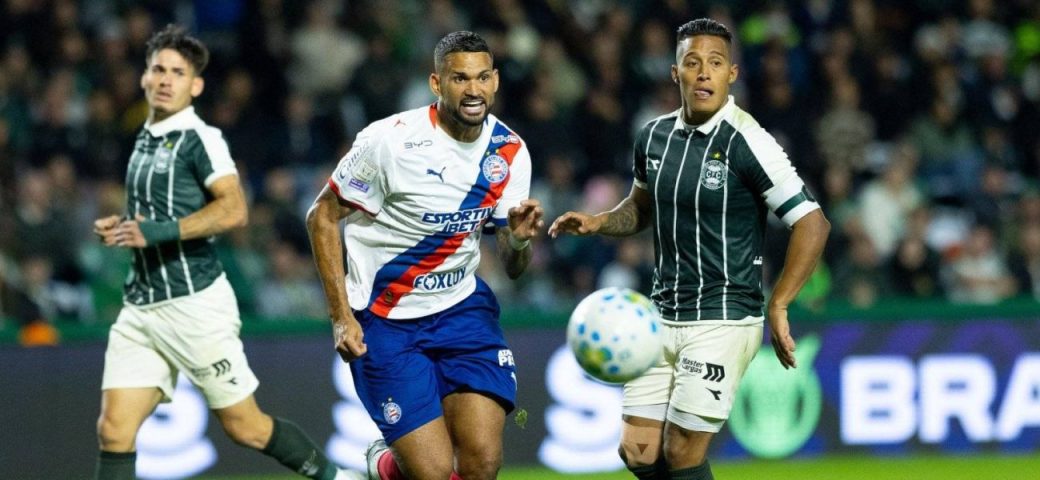 Bahia leva virada do Coritiba, chega a oito jogos sem vencer e cai para oitavo no Brasileirão