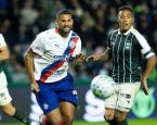 Bahia leva virada do Coritiba, chega a oito jogos sem vencer e cai para oitavo no Brasileirão