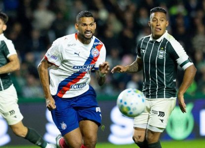 Bahia leva virada do Coritiba, chega a oito jogos sem vencer e cai para oitavo no Brasileirão