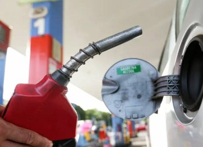 Governo federal anuncia auxílio temporário para reduzir impacto do preço da gasolina