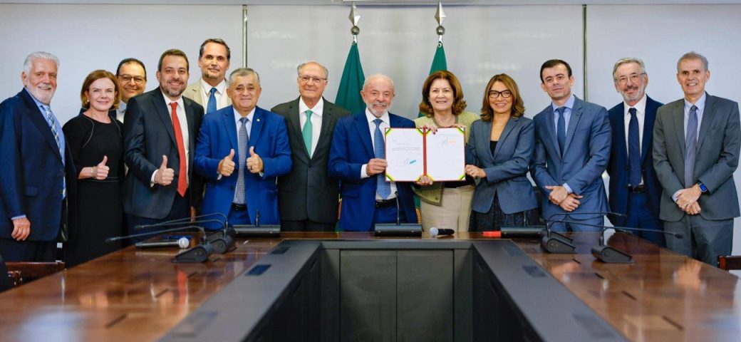 Lula assina Medida Provisória que zera ‘taxa das blusinhas’