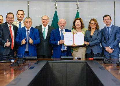 Lula assina Medida Provisória que zera 'taxa das blusinhas'