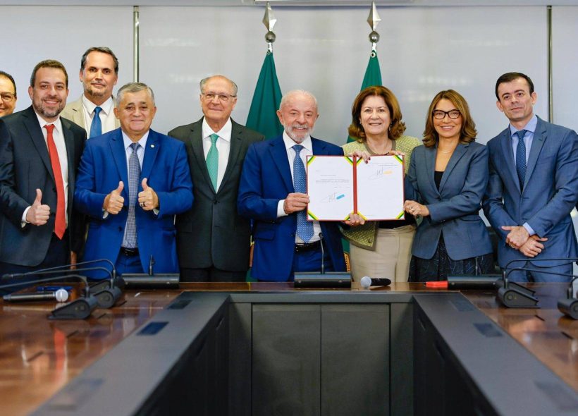 Lula assina Medida Provisória que zera 'taxa das blusinhas'