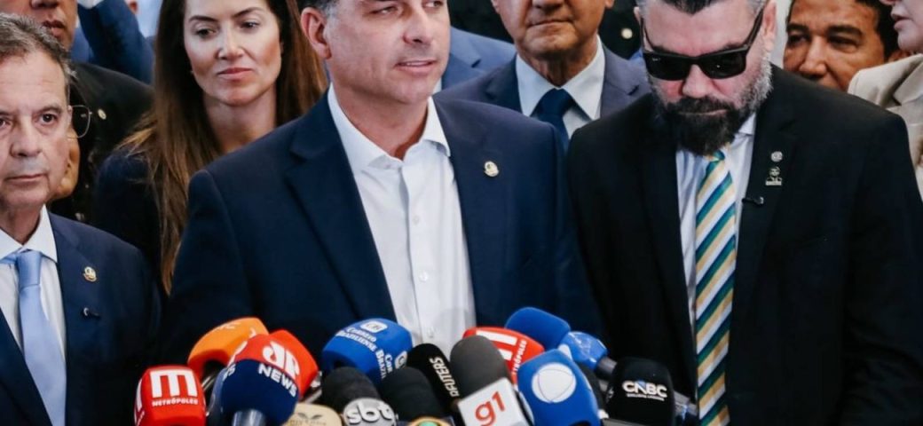 Flávio Bolsonaro confirma encontro com Daniel Vorcaro após banqueiro ter sido preso
