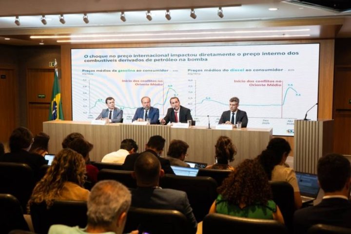 Governo federal oficializa auxílio temporário para reduzir impacto do preço da gasolina