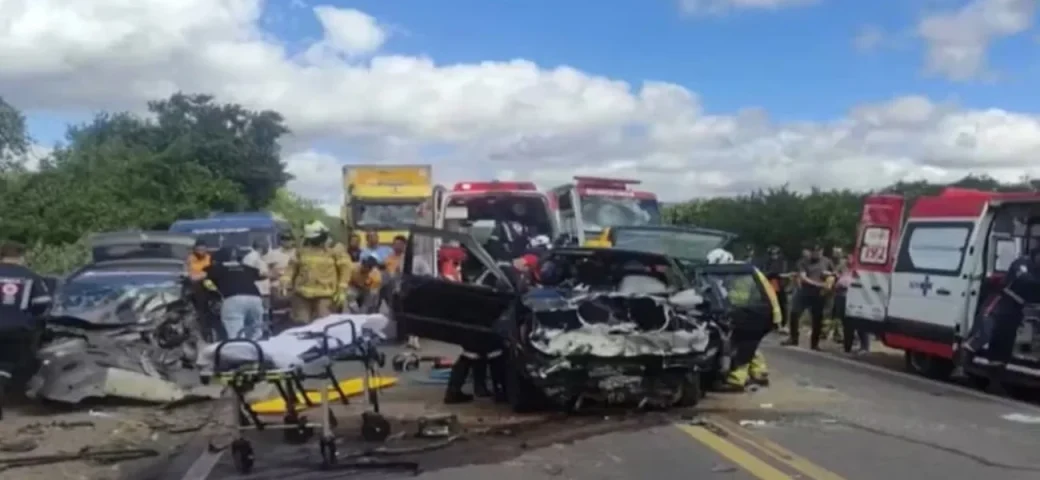 Batida entre carros deixa quatro feridos em trecho da BR-116