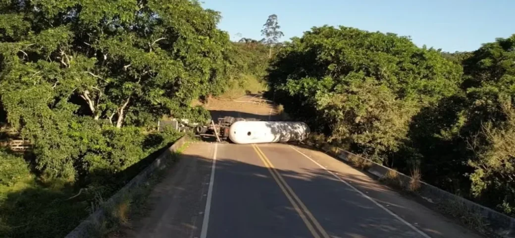 Jovem morre após carreta-tanque carregada com gás tombar no sul da Bahia