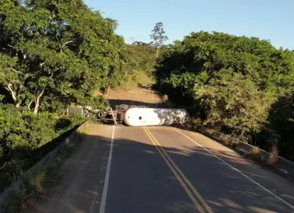 Jovem morre após carreta-tanque carregada com gás tombar no sul da Bahia