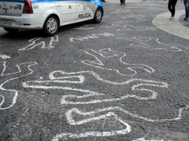 Brasil tem menor taxa de homicídios em 11 anos, mas ainda registra 42,6 mil casos, segundo Atlas da Violência
