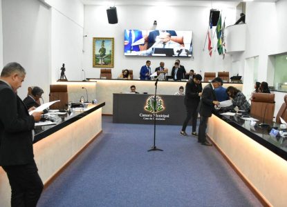 Câmara de Feira de Santana aprova proibição de privatização de vagas em recuos de calçadas