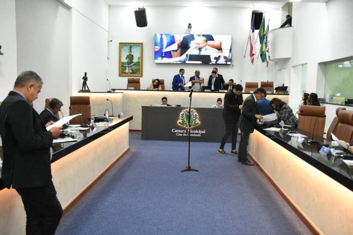 Câmara de Feira de Santana aprova proibição de privatização de vagas em recuos de calçadas
