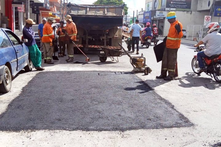 SOMA mobiliza quatro equipes para manutenção de vias públicas em Feira de Santana