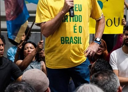 Flávio Bolsonaro divulga trailer de ‘Dark Horse’, filme sobre o pai Jair Bolsonaro; veja