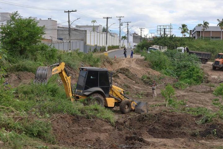 Obras na Avenida Artêmia Pires provocam mudanças no trânsito do bairro SIM, em Feira de Santana