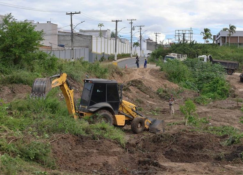 Obras avançam na Avenida Artêmia Pires, em Feira de Santana, e rotas alternativas são criadas; confira