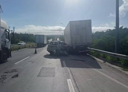 Batida entre carro e caminhão deixa um morto e três feridos na BR-116, em Feira de Santana