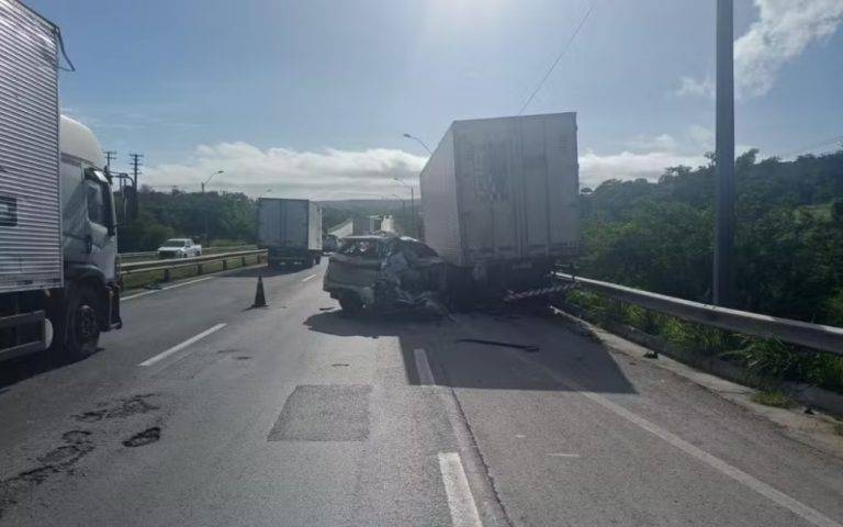 Batida entre carro e caminhão deixa um morto e três feridos na BR-116, em Feira de Santana
