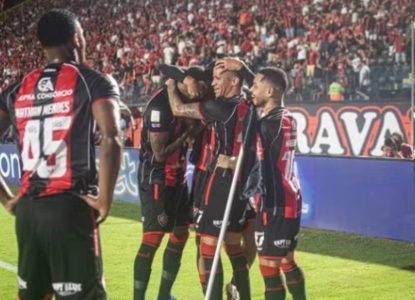 Vitória goleia Coritiba e dá salto na classificação do Brasileirão Série A 2026