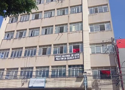 Mais de 100 famílias ocupam prédio do INSS e reivindicam direito à moradia e acesso a benefícios em Feira de Santana