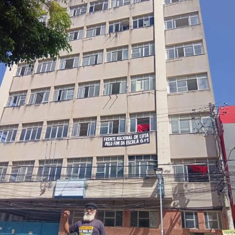 Mais de 100 famílias ocupam prédio do INSS e reivindicam direito à moradia e acesso a benefícios em Feira de Santana
