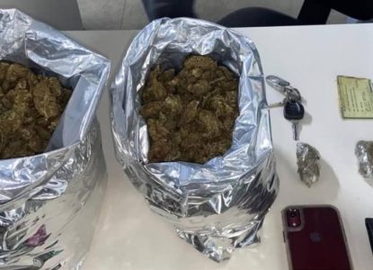 Suspeito de tráfico de drogas é preso no bairro Jardim Acácia, em Feira de Santana