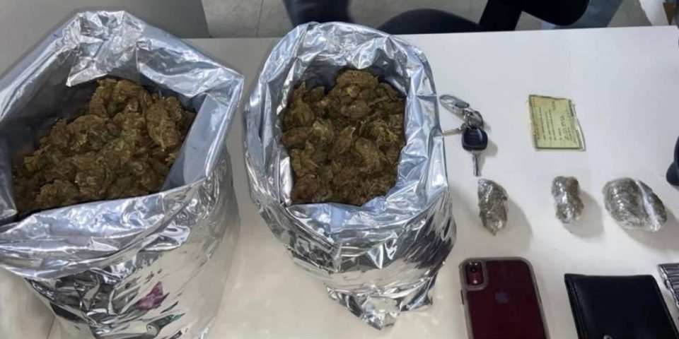 Suspeito de tráfico de drogas é preso no bairro Jardim Acácia, em Feira de Santana
