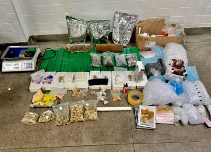 Polícia Militar apreende drogas e munições no bairro Parque Ipê, em Feira de Santana