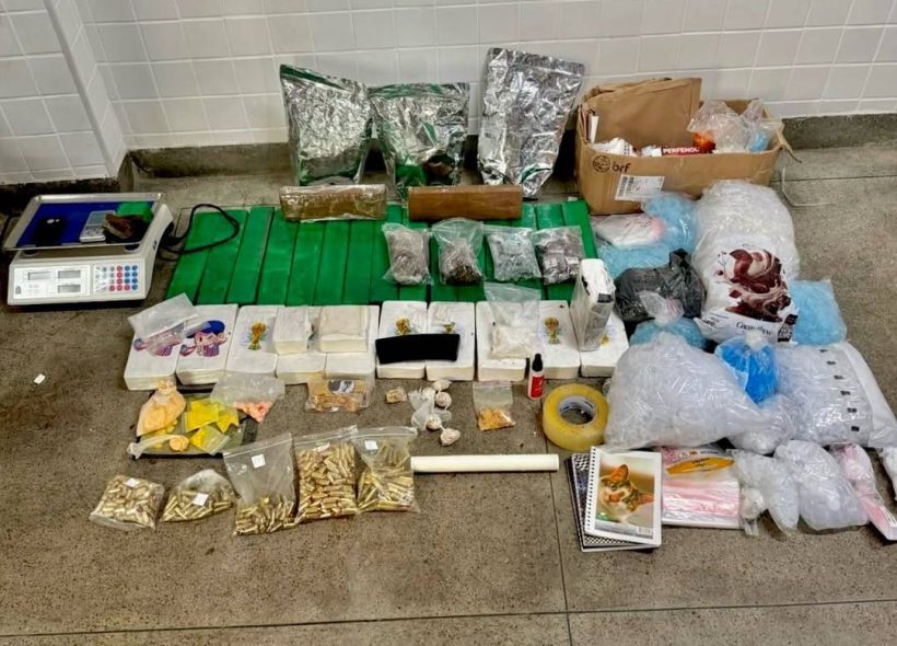 Polícia Militar apreende drogas e munições no bairro Parque Ipê, em Feira de Santana