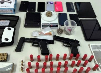 Suspeito de homicídio é preso com arma, munições, drogas e drone em Feira de Santana