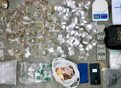 Dupla é presa com quase 150 porções de drogas no bairro Conceição, em Feira de Santana