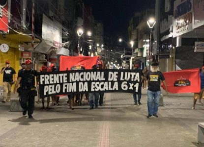 Mais de 100 famílias ocupam prédio do INSS e reivindicam direito à moradia e acesso a benefícios em Feira de Santana