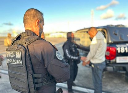 Apontados como líderes de facção, casal preso na Bolívia chega à Bahia; homem ficará custodiado em Serrinha