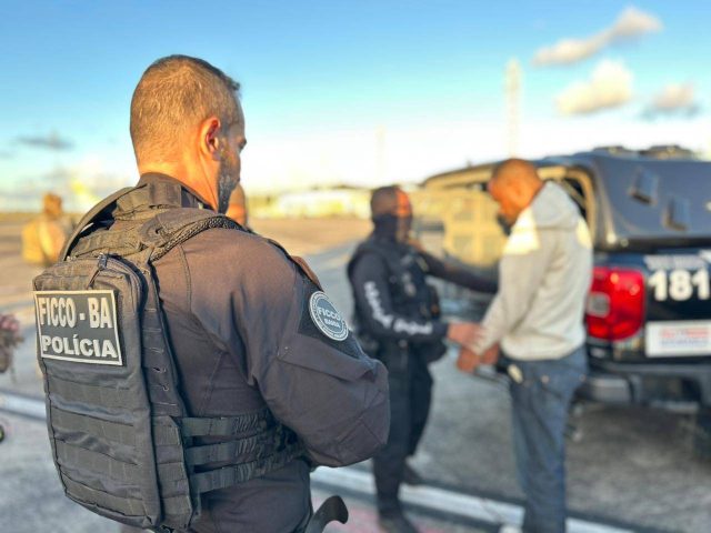 Apontados como líderes de facção, casal preso na Bolívia chega à Bahia; homem ficará custodiado em Serrinha