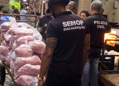 Produtos impróprios para consumo são apreendidos em tradicional feira livre de Salvador