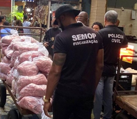 Produtos impróprios para consumo são apreendidos em tradicional feira livre de Salvador