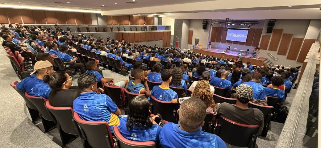 Feira de Letras proporciona experiência cultural fora da sala de aula para estudantes da rede municipal