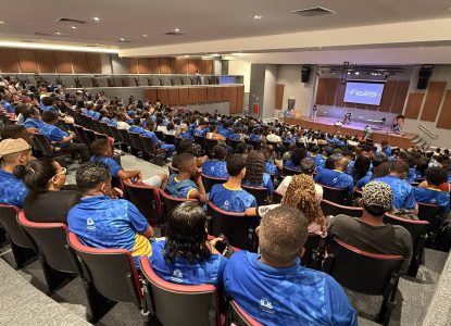 Feira de Letras proporciona experiência cultural fora da sala de aula para estudantes da rede municipal