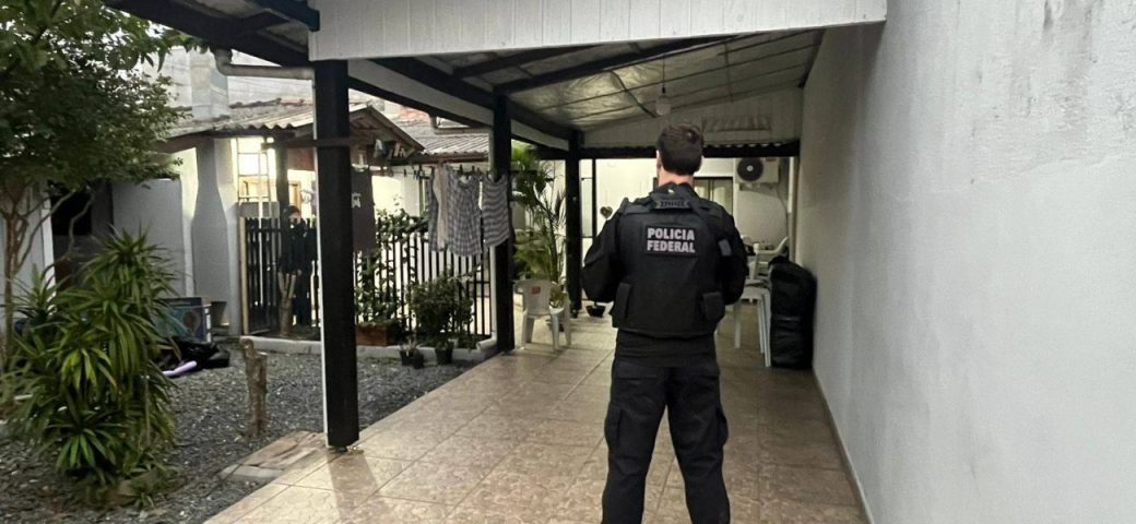 Polícia Federal combate fabricação ilegal de cigarros em Feira de Santana e mais duas cidades da região