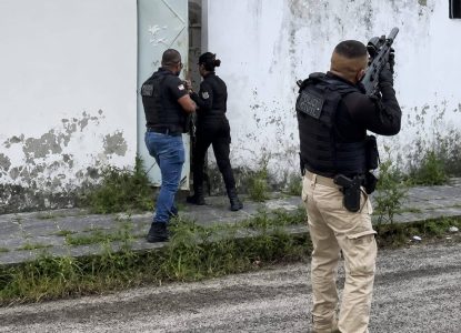 Casal suspeito de atuar no tráfico de drogas em Feira de Santana é preso no bairro São João