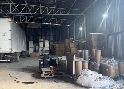 Polícia desmonta galpão de produção clandestina de cigarro em Feira de Santana
