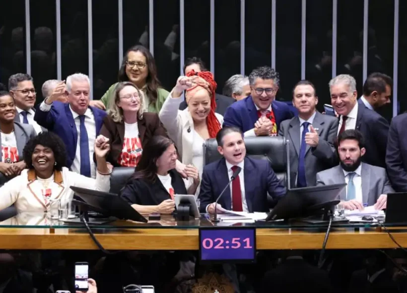 Câmara aprova, em dois turnos, PEC pelo fim da escala 6x1