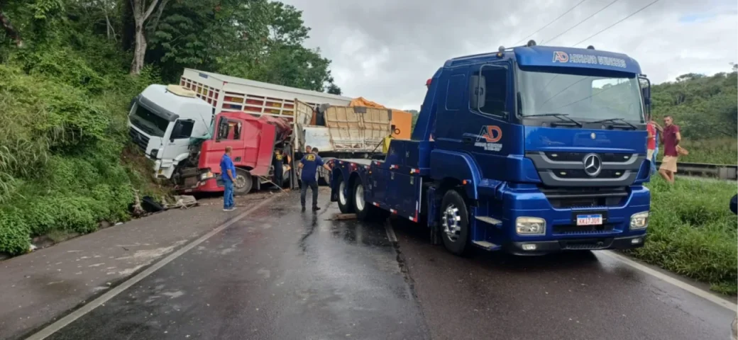 Trecho da BR-324 é totalmente interditado em Conceição do Jacuípe e gera 14km de engarrafamento