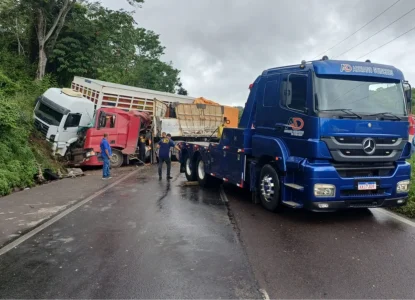 Trecho da BR-324 é totalmente interditado em Conceição do Jacuípe e gera 14km de engarrafamento