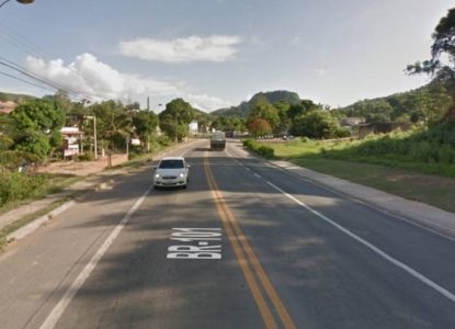 Colisão com ônibus e atropelamento deixam dois mortos na BR-101