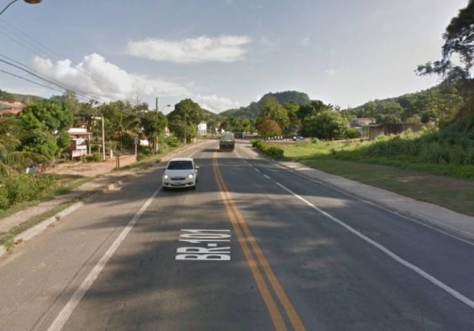Colisão com ônibus e atropelamento deixam dois mortos na BR-101