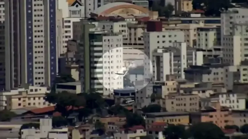 Avião cai, bate em prédio e deixa dois mortos em Belo Horizonte, Minas Gerais