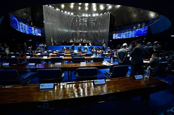 Senado aprova piso salarial de R$ 5.130 para professores com nova regra de reajuste