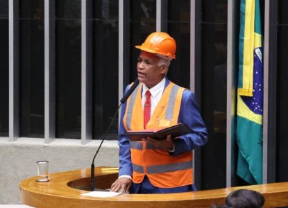 Fim da escala 6x1 permitirá a trabalhador 'fazer sexo em paz', diz deputado Pastor Sargento Isidório